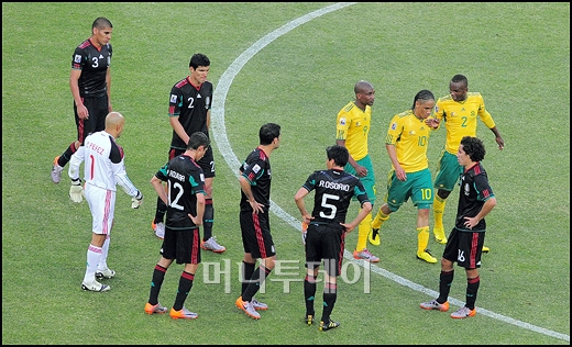 [사진]아쉽기만 한 남아공-멕시코 선수들