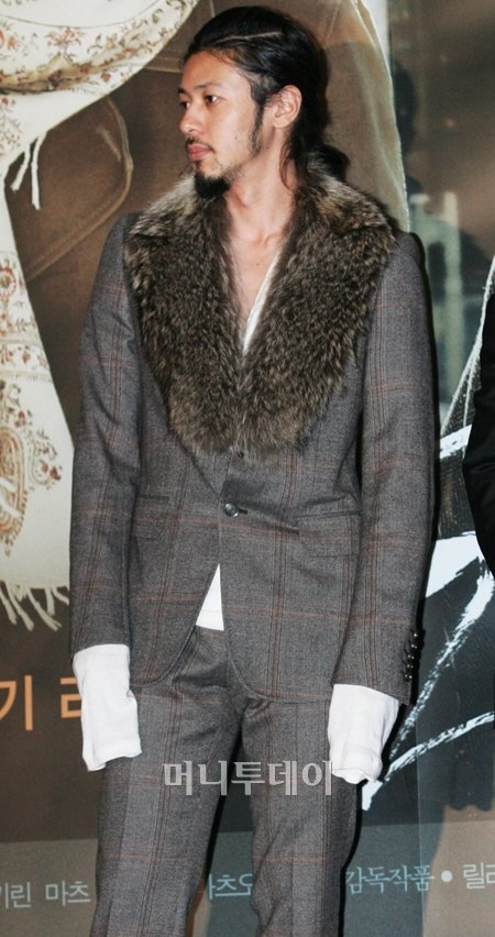[★포토]머리 묶는 남자…멋쟁이 다 모였네 ④오다기리 죠