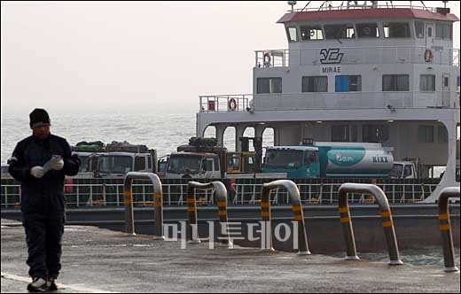 [사진]출항 기다리는 연평도 화물선