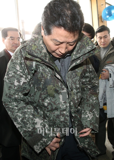 [사진]안상수 대표 방한피복 따뜻하네