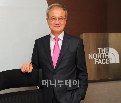 아웃도어 신화 주역…양복은 20만원대 입어요