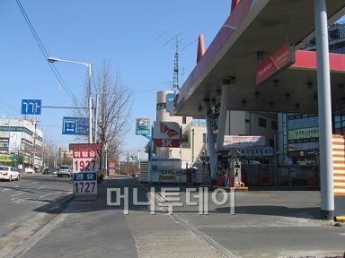 고유가에 주유소만 힘들다..세금 공급가 내려야