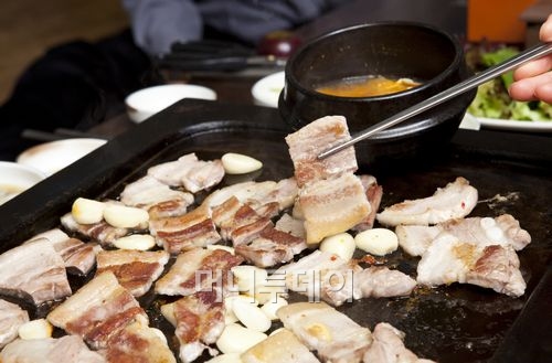 질 좋은 국산 돼지고기로 5년 넘게 고객사랑 받아온 무쇠벼루삼겹살