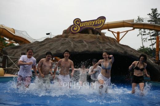 게르마늄 온천수 콸콸…건강한 물놀이 만끽
