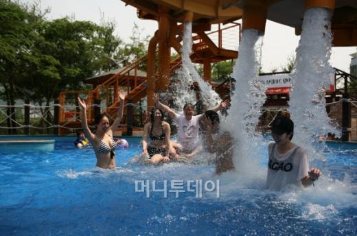 게르마늄 온천수 콸콸…건강한 물놀이 만끽