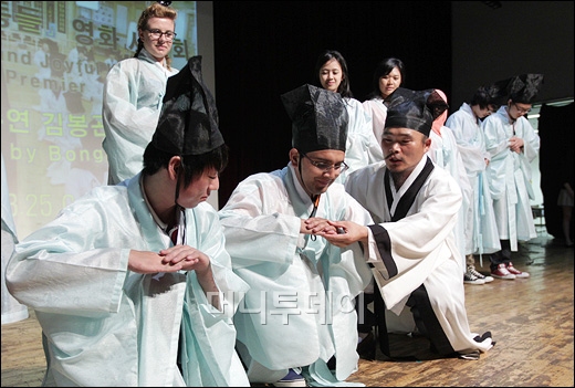 [사진]한국의 전통 예절은 힘들어요