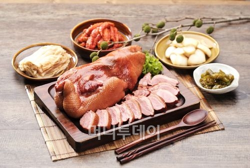 참나무 장작 가마로 훈연해 맛은 주변 경관으로 분위기까지
