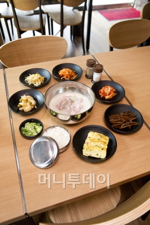 오리뼈와 살로 푹 고아 우려낸 윤덕오리철판구이의 오리설렁탕