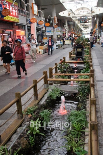 올레길 흥 돋우고, 전통시장선 덤 오가고