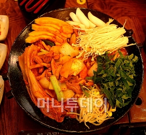 전주 손맛 살린 전통한식 묵은지순살닭볶음탕·쭈닭 출시