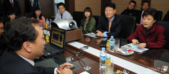 [사진]박근혜, 중소기업 근로자들과의 현장 대화