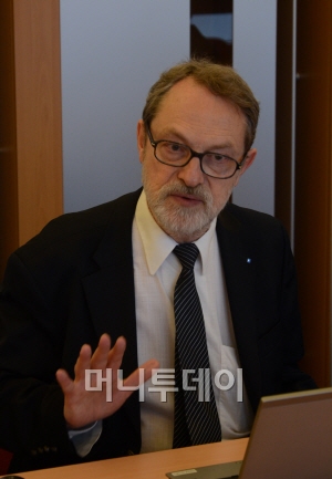 韓 IT가 세계 최고? 두발 두고 외발로 걷고 있다