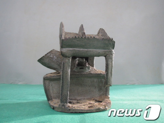 부산 기장 고분에서 삼국시대 집모양 토기 발굴