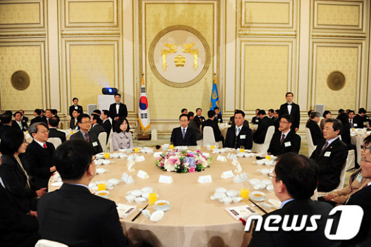 [사진]모범공직자, 현장공무원 격려하는 이명박 대통