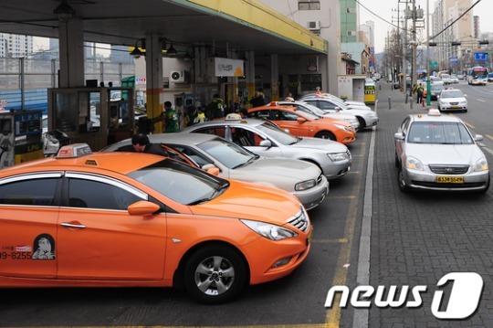 [사진]LPG충전소 가득메운 택시행렬