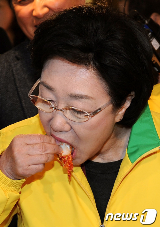 [사진]김치 맛보는 한명숙 대표