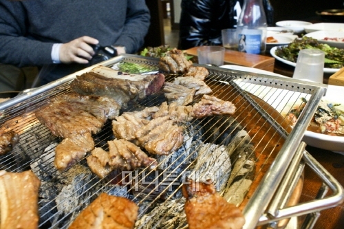 소문난 돼지갈비 집 가보니, 추억의 맛과 함께 계속 진화하는 돼지갈비 맛 공존