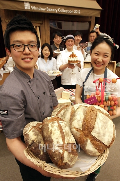[사진]신세계百, 고객을 위한 윈도우 베이커리 개최