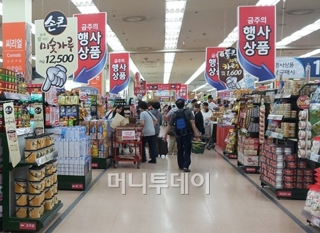 불황에 마트 노른자 매대 저가상품 전진배치