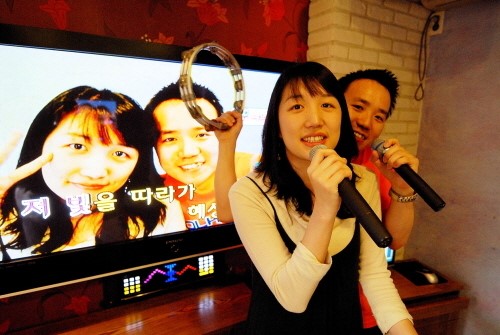 노래연습장 변천사..단순반주기에서 멀티, 노래방으로..