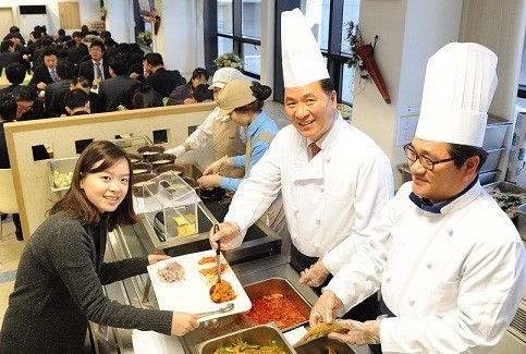 권점주 신한생명 사장, 직원들에 떡국 배식