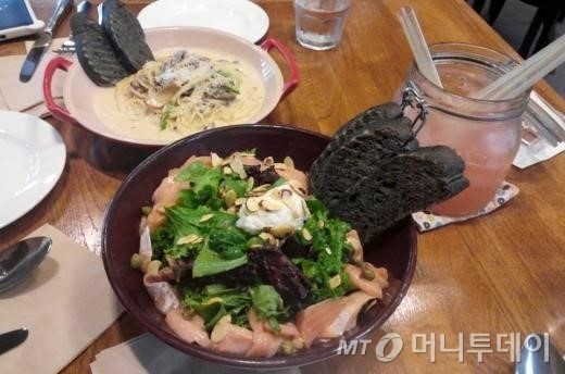 봄 햇살 속 개나리 보고 브런치에 커피 한잔···어디?