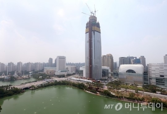 [르포]뜨거운 감자 잠실 롯데월드타워몰 현장에선…