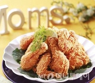 맘스터치, 온가족 치킨&수제버거 야식먹거리로 인기