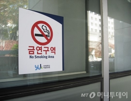 담뱃값 올렸으니 흡연구역 확대…당신 생각은?