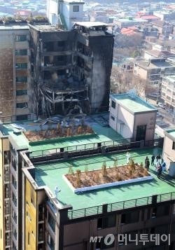 火 키운 외장재·방화문·스프링클러…규정 마련 시급