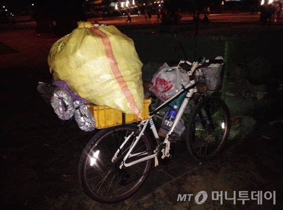 봄나들이 인파 속 노숙인들의 깡통전쟁…하루하루 산다