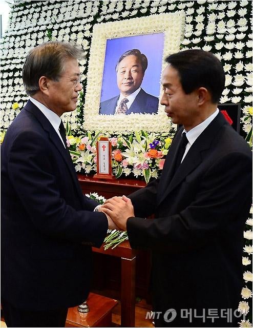 김영삼 전 대통령의 장례식장을 찾은 문재인 대표 | 인스티즈