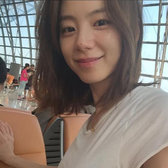 박수진, 공항에서 찰칵…부스스한 헤어스타일도 예뻐