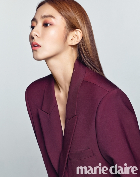 유이, 그윽한 가을 메이크업…섹시한 슈트 차림 눈길