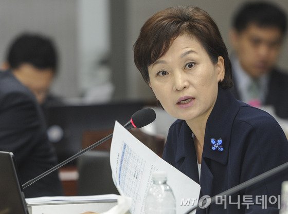 가두면 담 넘던 운동권 딸, 헌정 첫 女 예결위원장으로