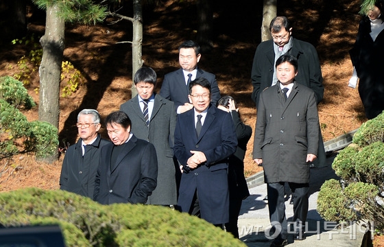 최종건 SK 창업주 43주기 추모식…SK 일가 모여