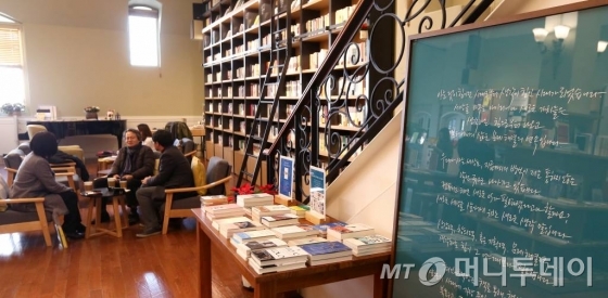공연장부터 사랑방까지…최인아 책방의 무한 변신