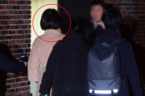 K7 뒷좌석 윤전추 행정관, 다음달 초 사표낼듯