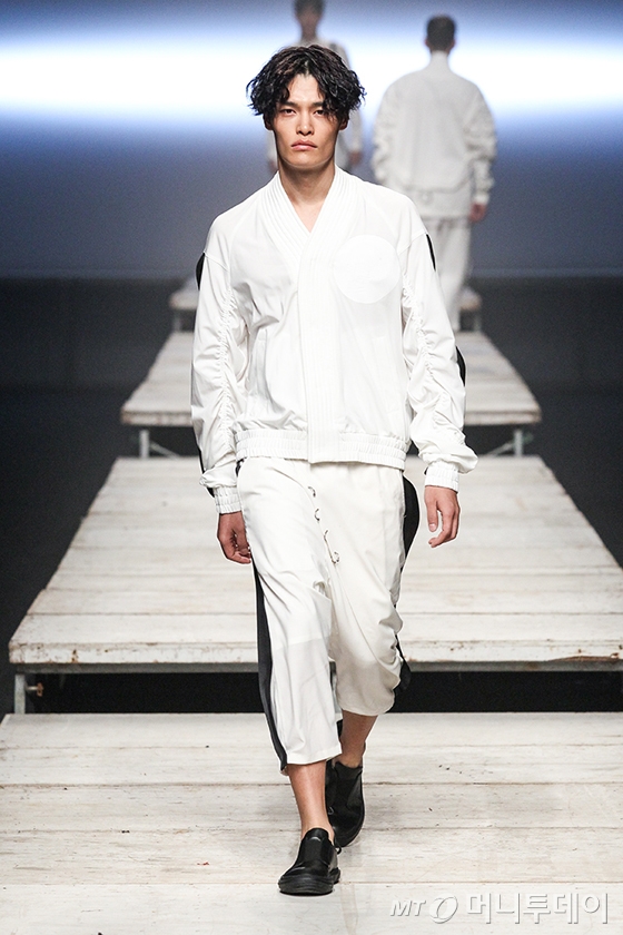 [런웨이] 디그낙, 2017 S/S 서울패션위크