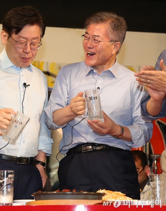 [포토is…]'민주당 4인방 홍대 소맥 회동'…무슨일?