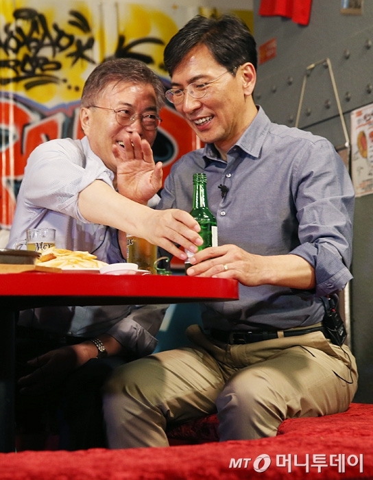 [포토is…]'민주당 4인방 홍대 소맥 회동'…무슨일?