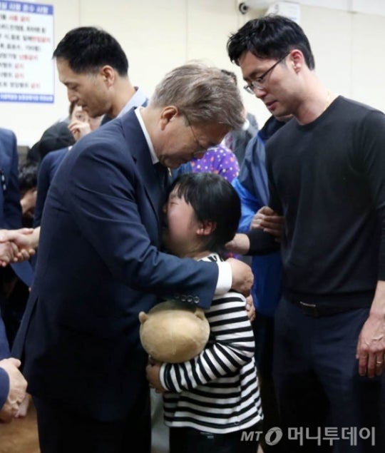 [사진] 거제도 크레인 사고 유가족 위로하는 문재인 후보 | 인스티즈
