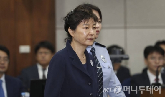[MusT]수감번호 503 배지 단 박근혜, 올림머리 하고 첫 재판 출석