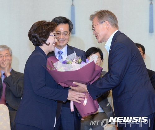 "야근 많아도 이해해줘요" 文대통령의 꽃다발 | 인스티즈