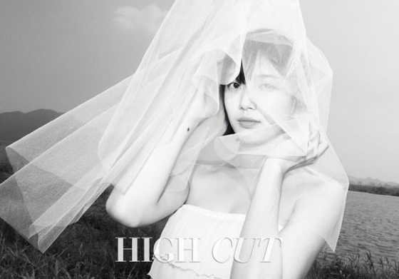 수지 화보, 빈티지한 웨딩 드레스 입고…청순함 물씬