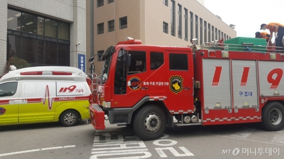 서울 서부지법 옥상에 사람 올라가…소방·경찰 출동