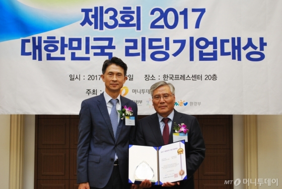 크루메이트·오성정보통신·네이처포, 리딩기업대상 2년 연속상 수상