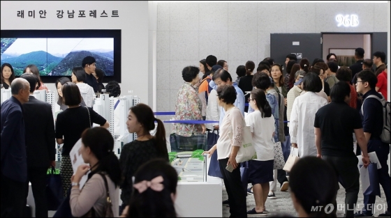[사진]래미안 강남포레스트 찾은 많은 방문객들