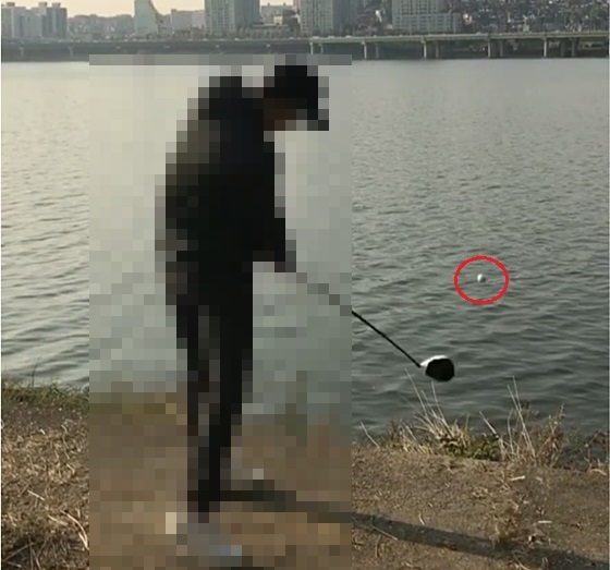 한강에서 골프치고 나이스샷~…안걸리면 되지?