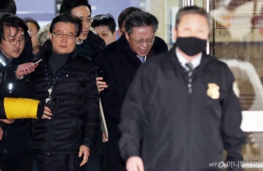 괴로워하는 우병우 | 인스티즈